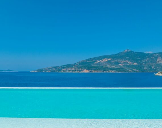 Sea facing infinity pool 2