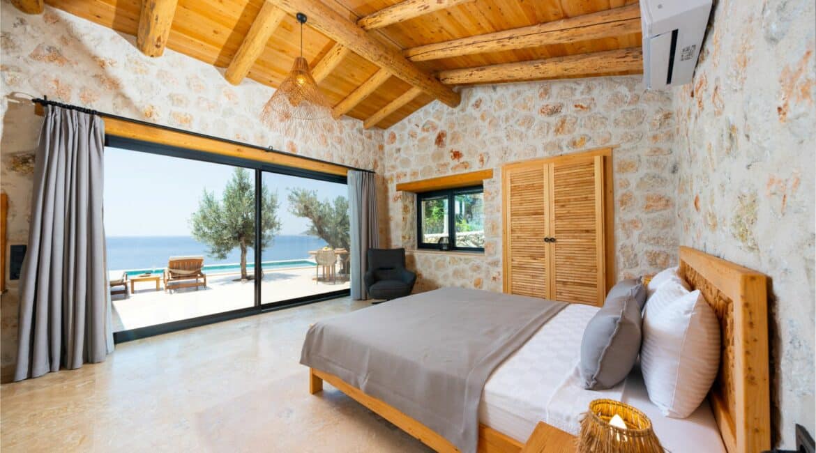 Water's edge 4 master bedroom with sea views