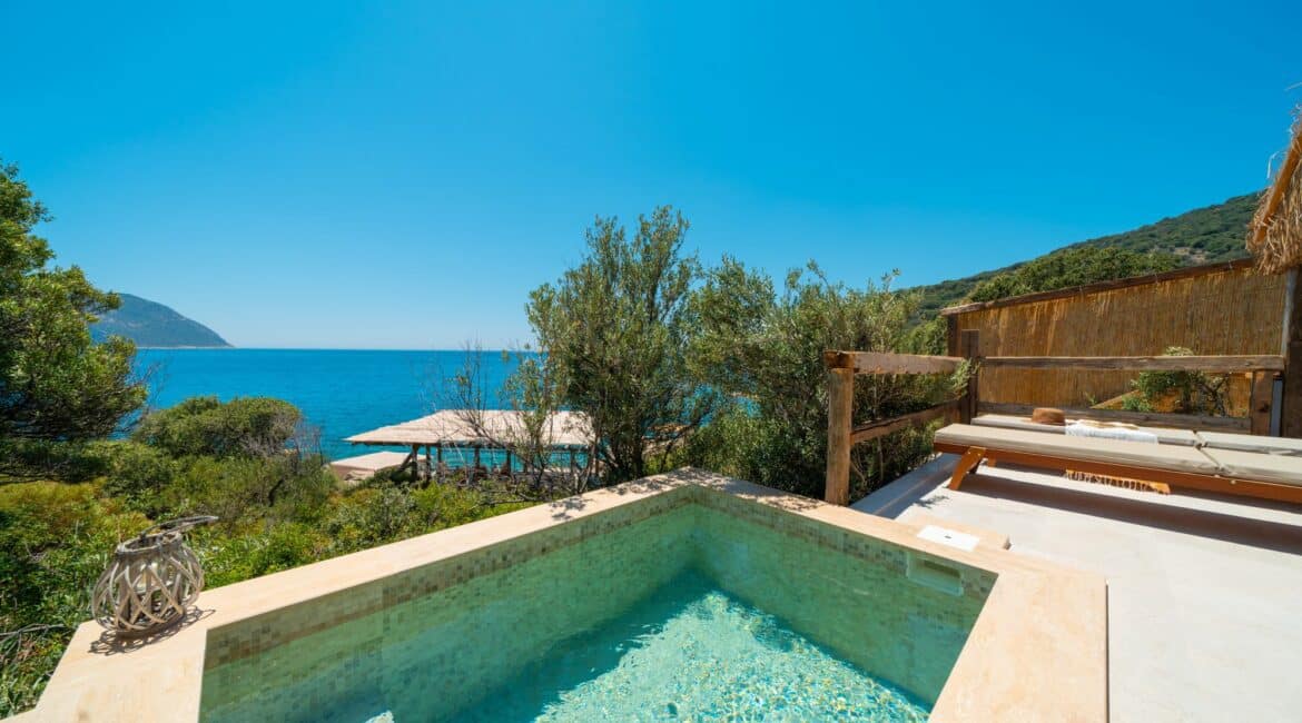 Water's edge 6 plunge pool and sea views