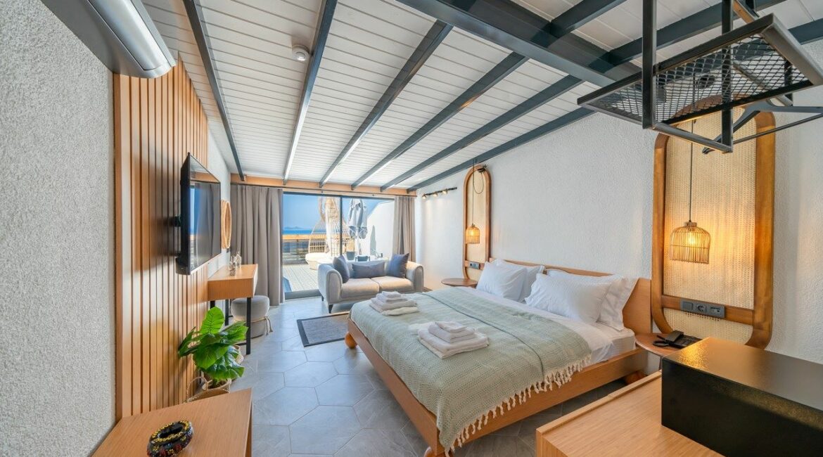 LUPIA SUITES Penthouse Suite with Jacuzzi views out to sea