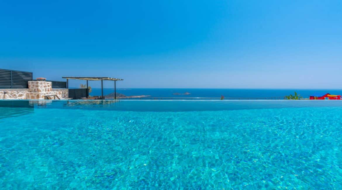 Villa Skyline infinity pool with gorgeous sea views