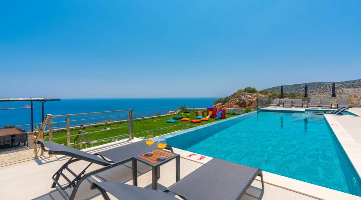 Villa Skyline infinity sea-facing pool