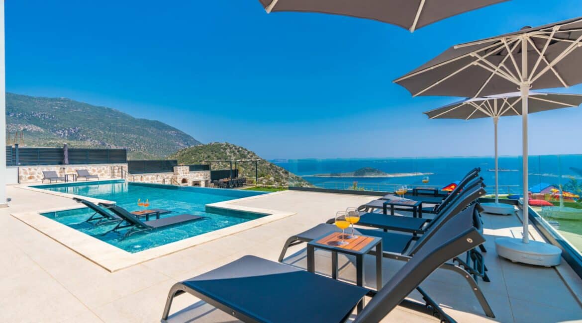 Villa Skyline spacious and well furnished pool decks