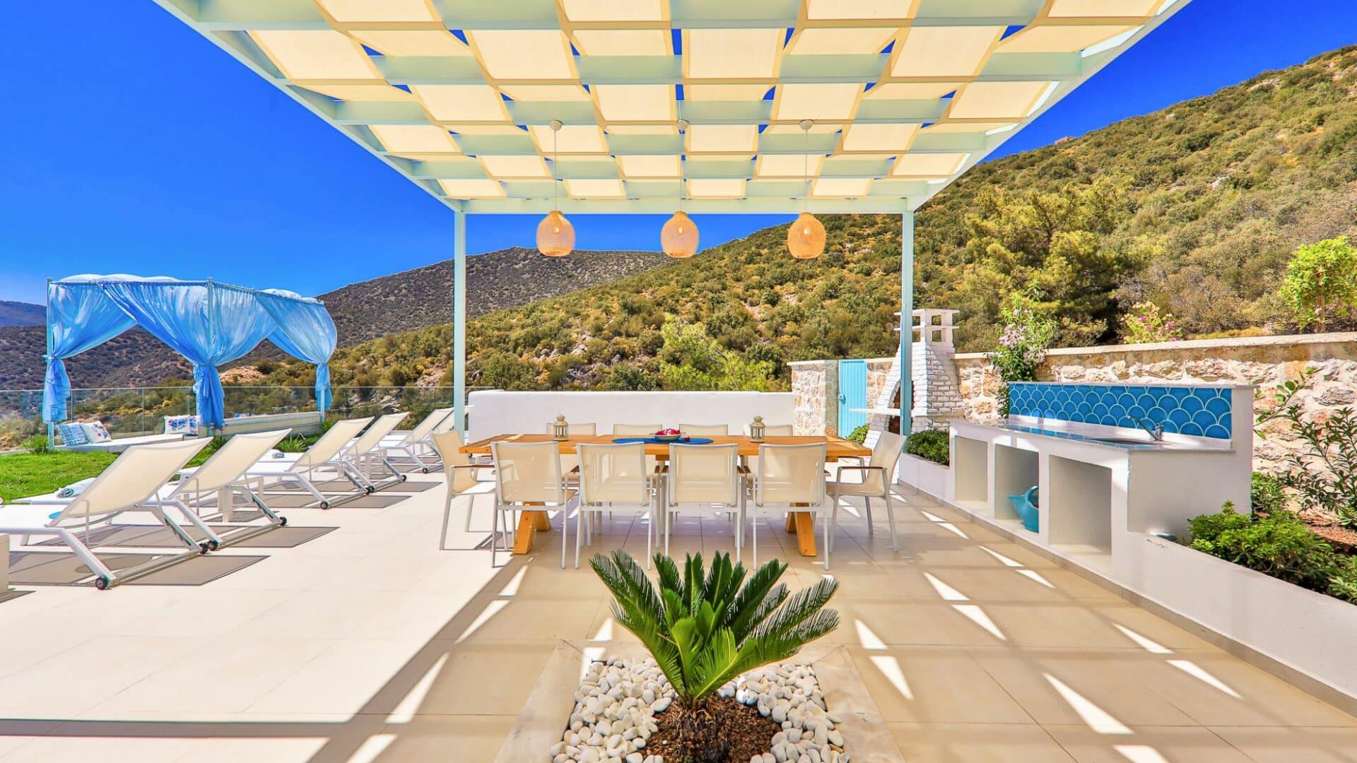 Villa Bella Mare alfresco dining area under the shade of a pergola