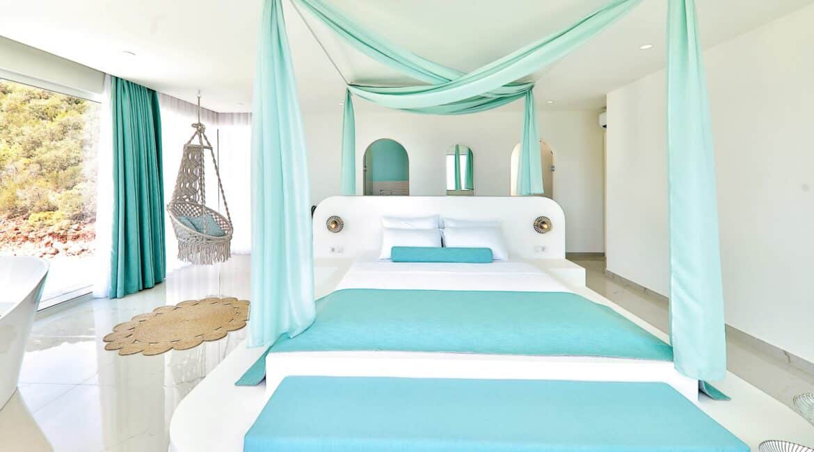 Villa Bella Mare bedroom 2 master double four poster bed