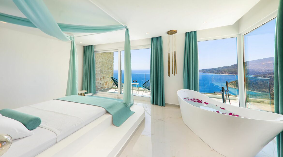 Villa Bella Mare bedroom2 master double freestanding bath