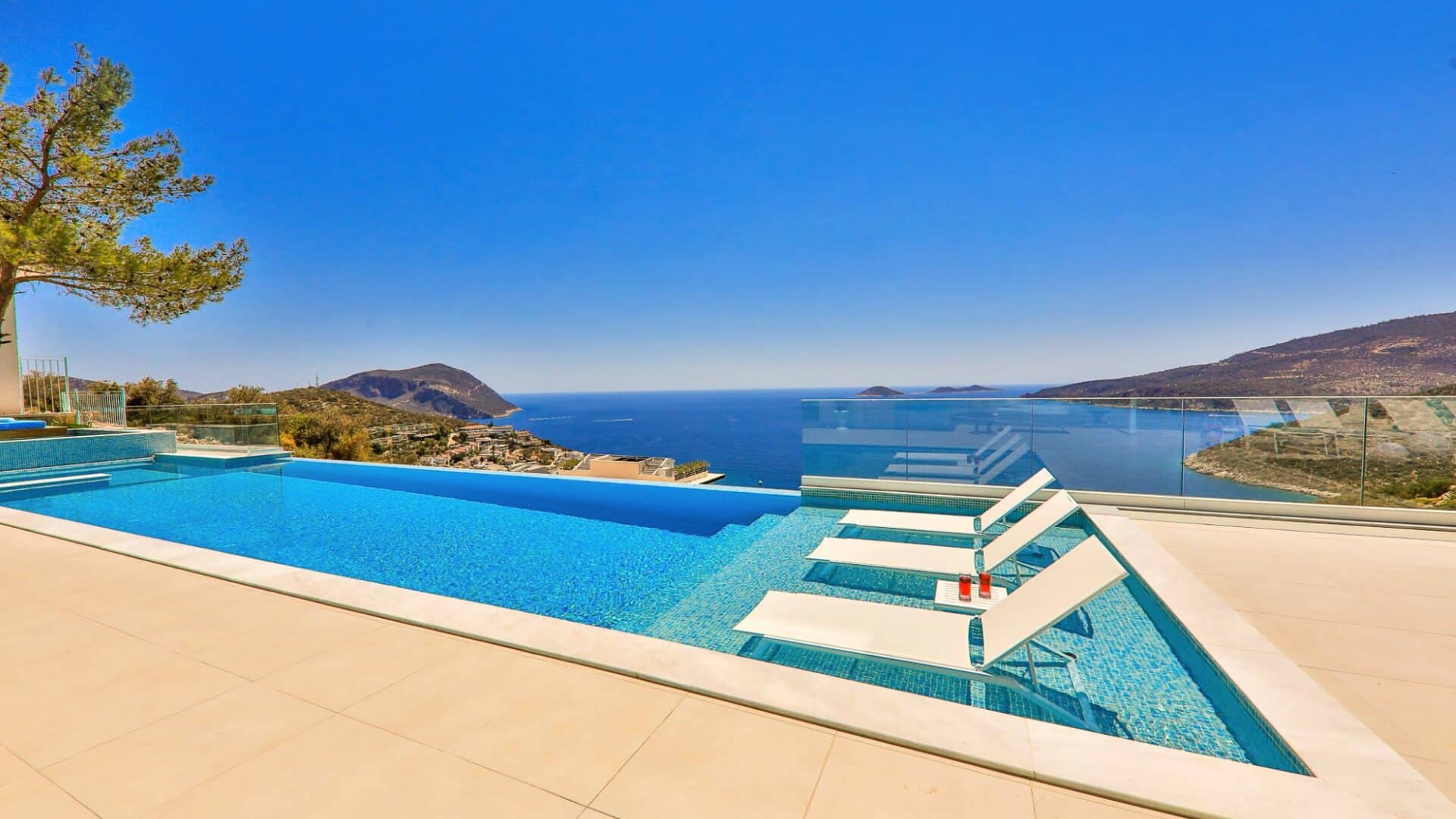 Villa Bella Mare seafacing infinity pool