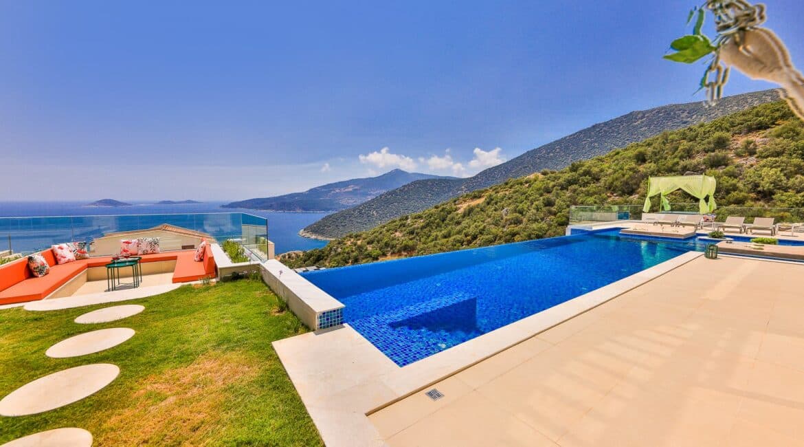Villa Çalıkuşu pool and en plein air living