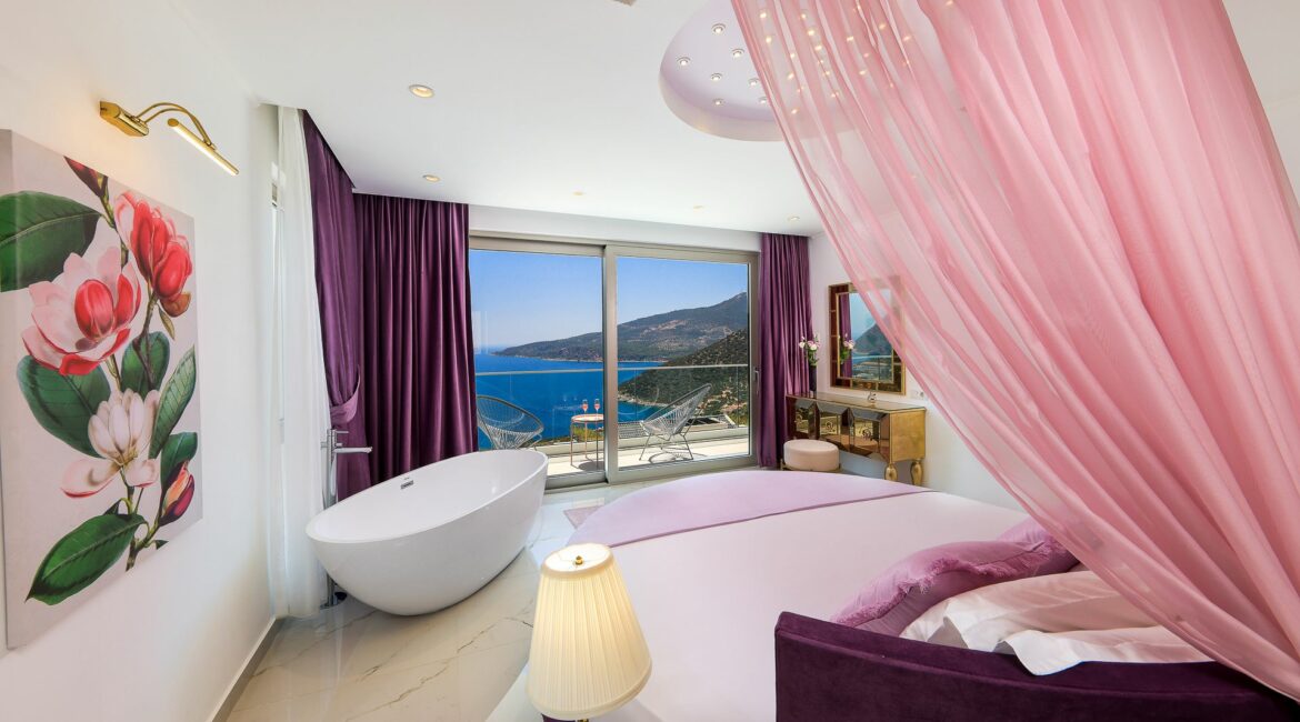Villa Rosy Bedroom 3 double purple free standing bath