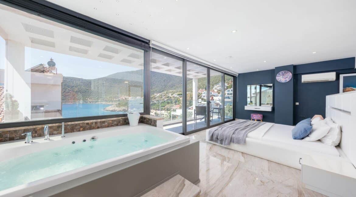 Villa Naz Second master double bedroom bathtub with jacuzzi jets