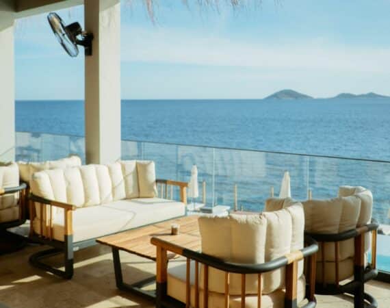 Lures beach bar