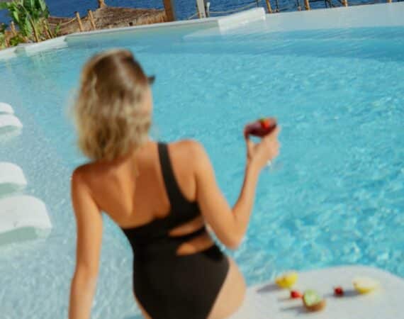 Lures beachside pool