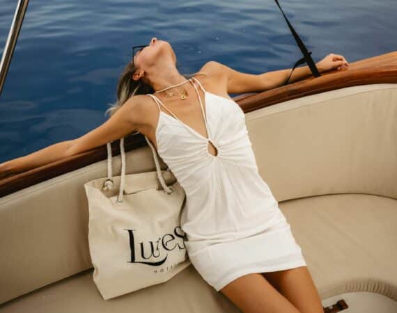 Lures elegant water taxi