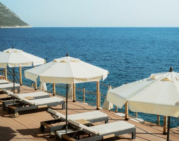 Lures luxe-beach club
