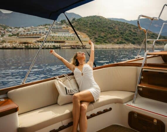 Lures luxurious water taxi