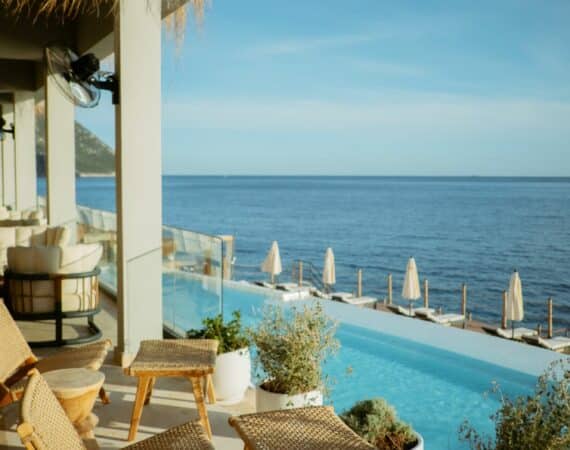 Lures poolside and beach ambience