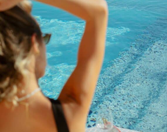 Lures poolside treats
