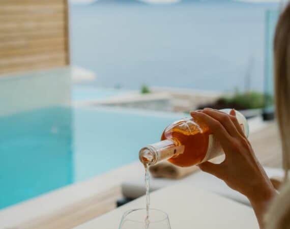 Lures refreshing poolside drinks