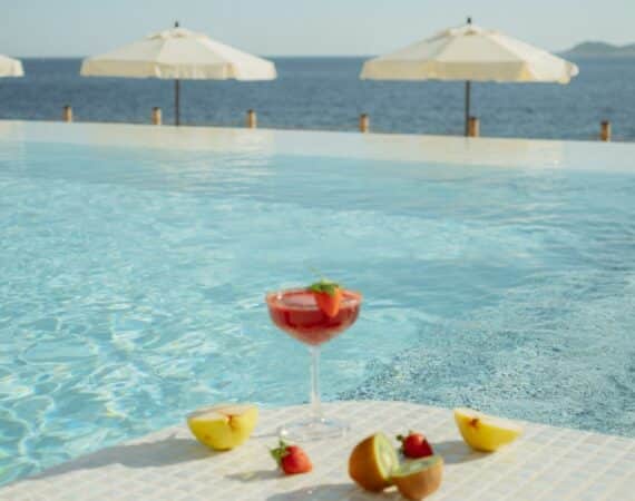 Lures swimming pool and glorious sea views