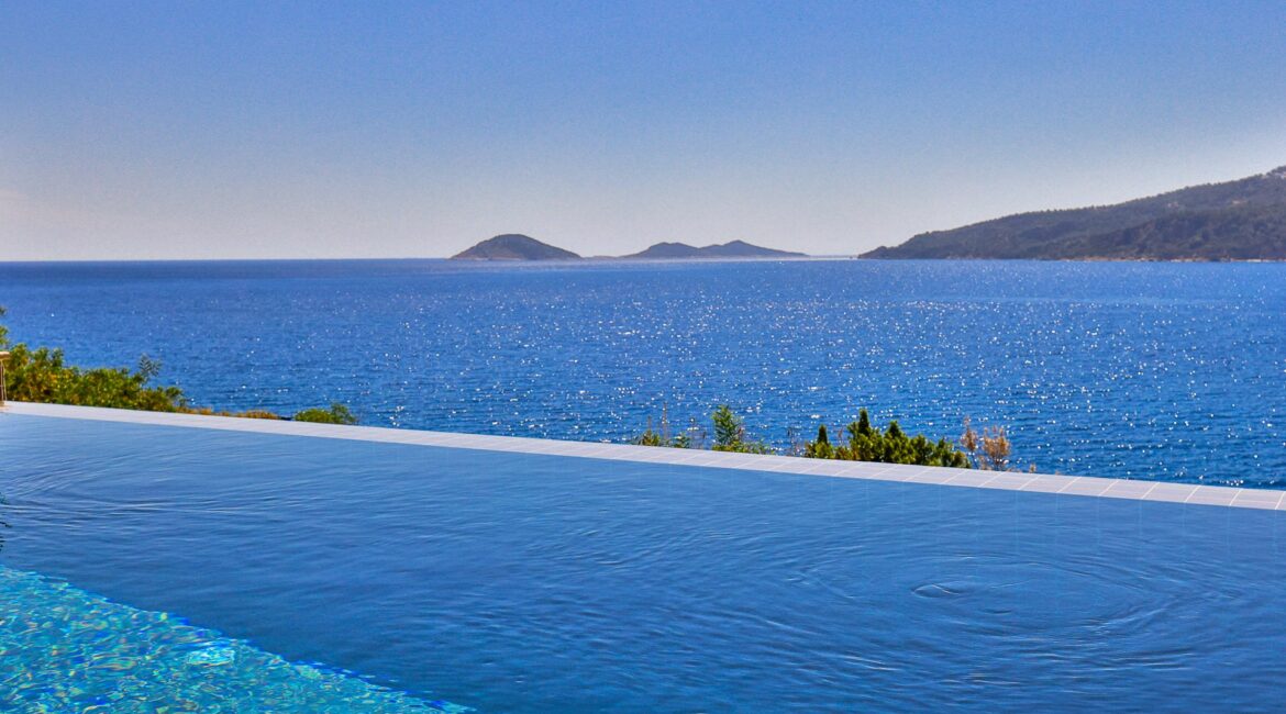 Kumsal Evi an infinity pool you can drift off in