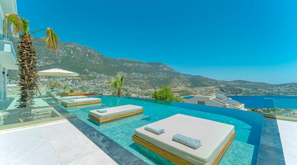 Villa Nobles Rox infinity-edge pool