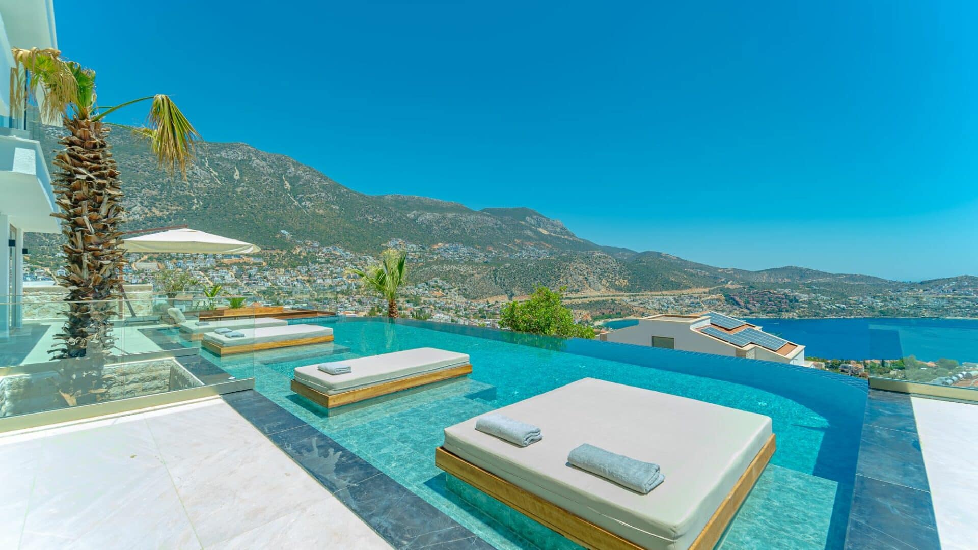 Villa Nobles Rox infinity-edge pool