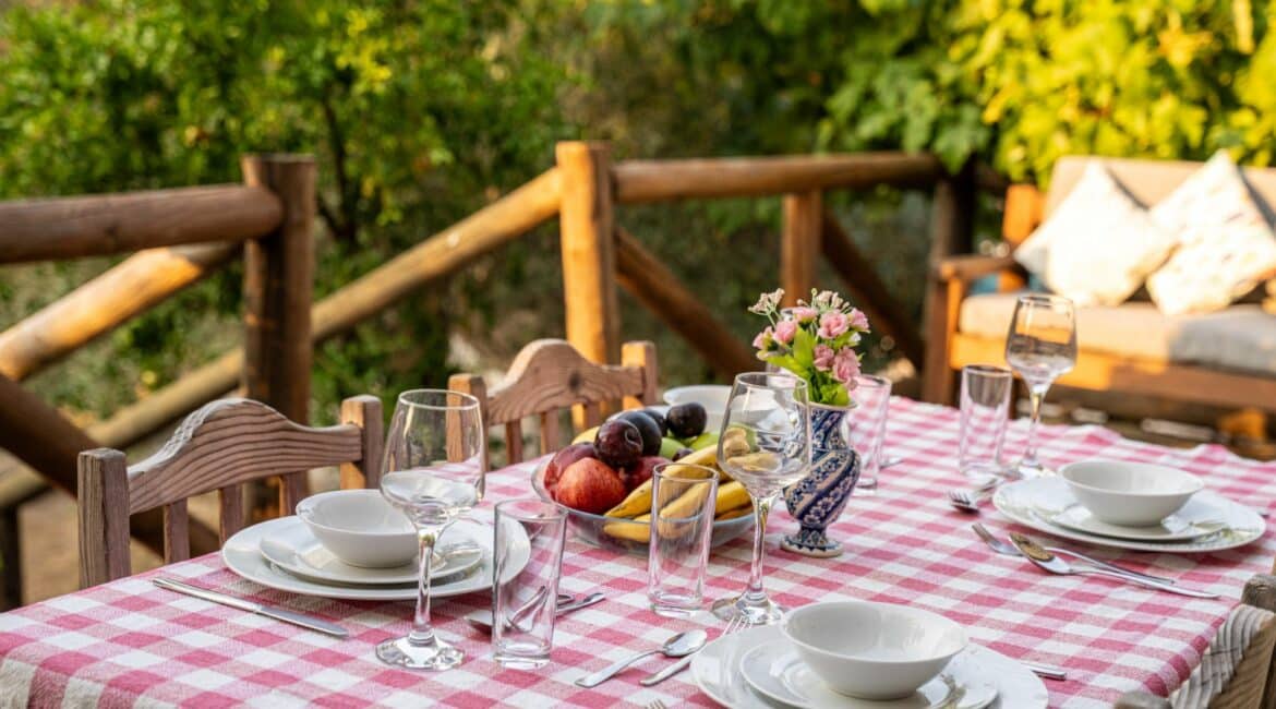 Chalet Vista sunset terrace table