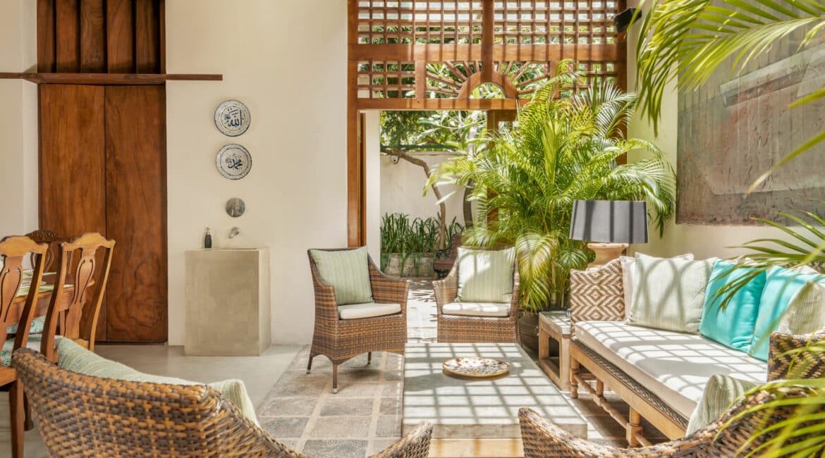 ISHQ Beautifully appointed breakfast terrace