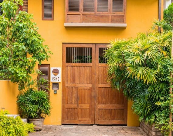 Elegant entrance to ISHQ Colombo, Sri Lanka – a discreet and stylish welcome to one of the city’s finest boutique hotels.