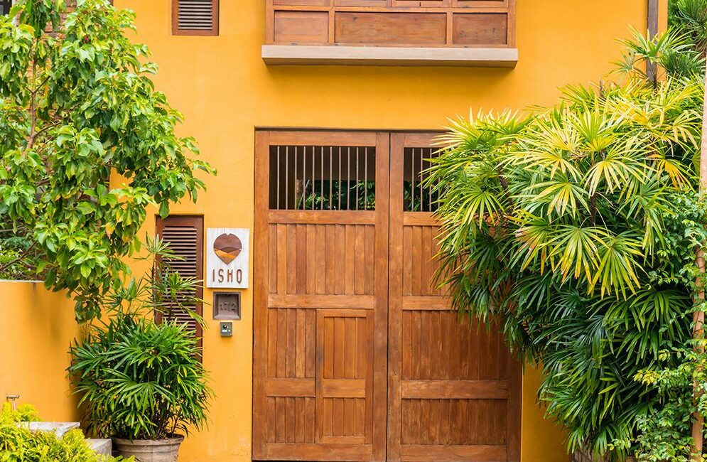 Elegant entrance to ISHQ Colombo, Sri Lanka – a discreet and stylish welcome to one of the city’s finest boutique hotels.