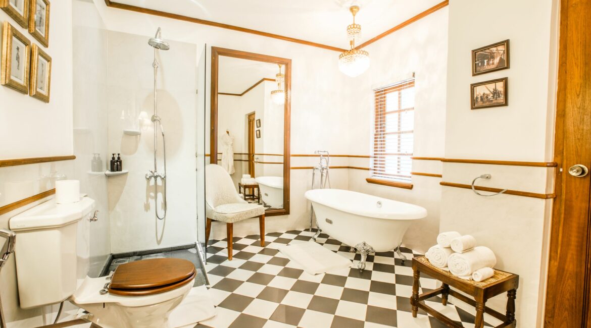 Thotalagala Suite James Taylor large en suite bathroom