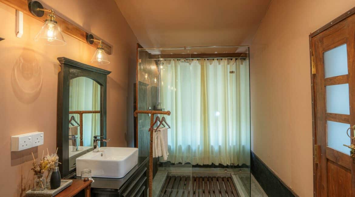 Leopard Trails Plunge Pool Suites en suite shower