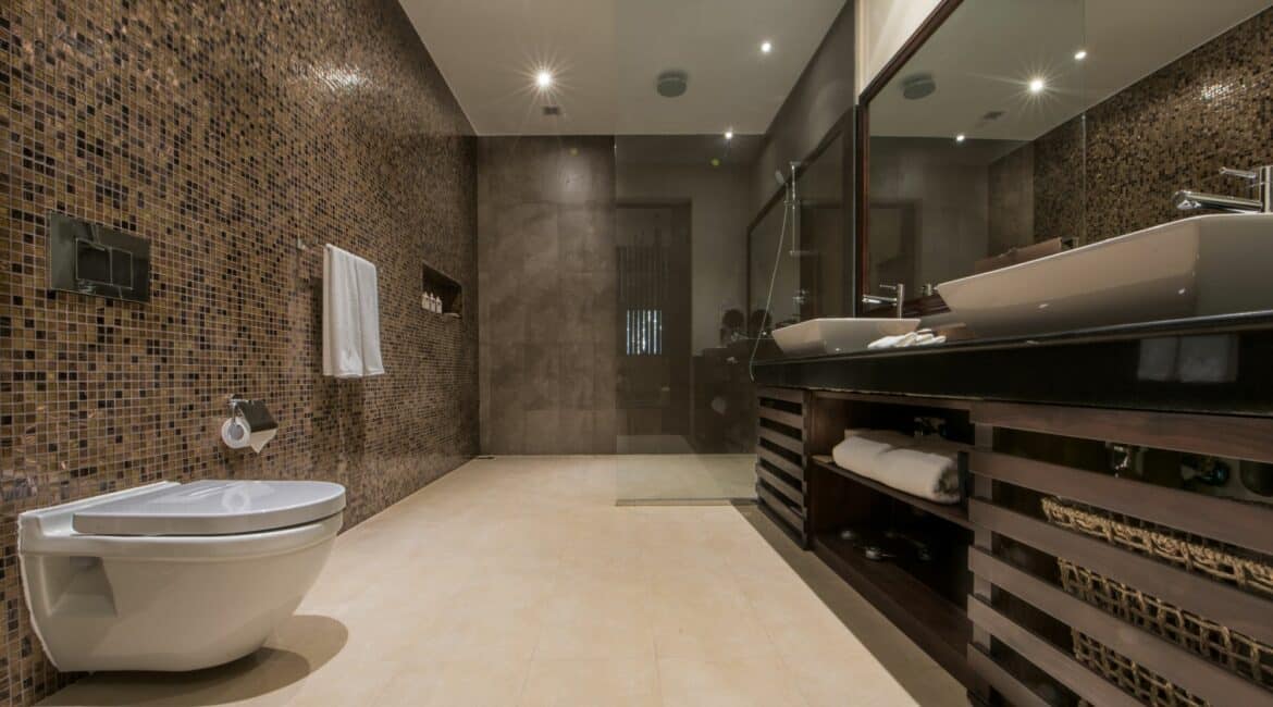 Residence Park Suite large en suite bathroom