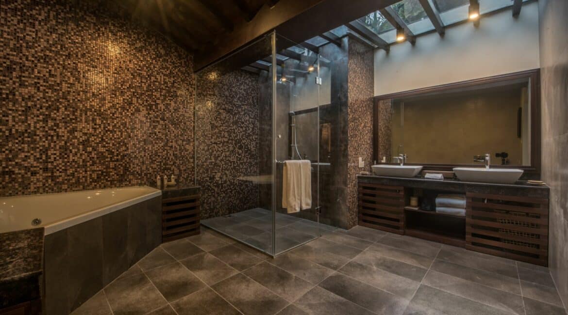 Residence Suite large bathroom