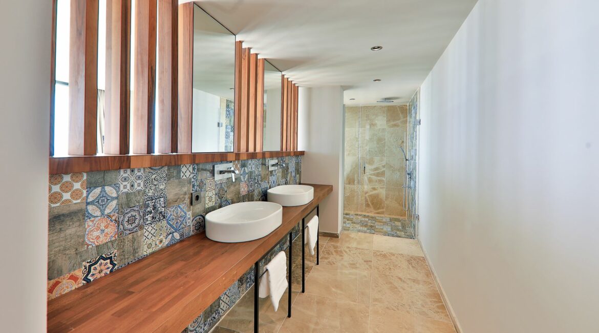 Villa Beverley Hills Kalkan bathroom with interesting tiles