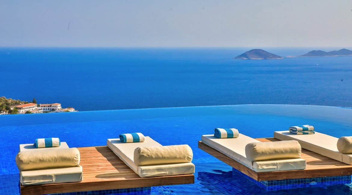 Villa Beverley Hills Kalkan day beds hovering over the pool