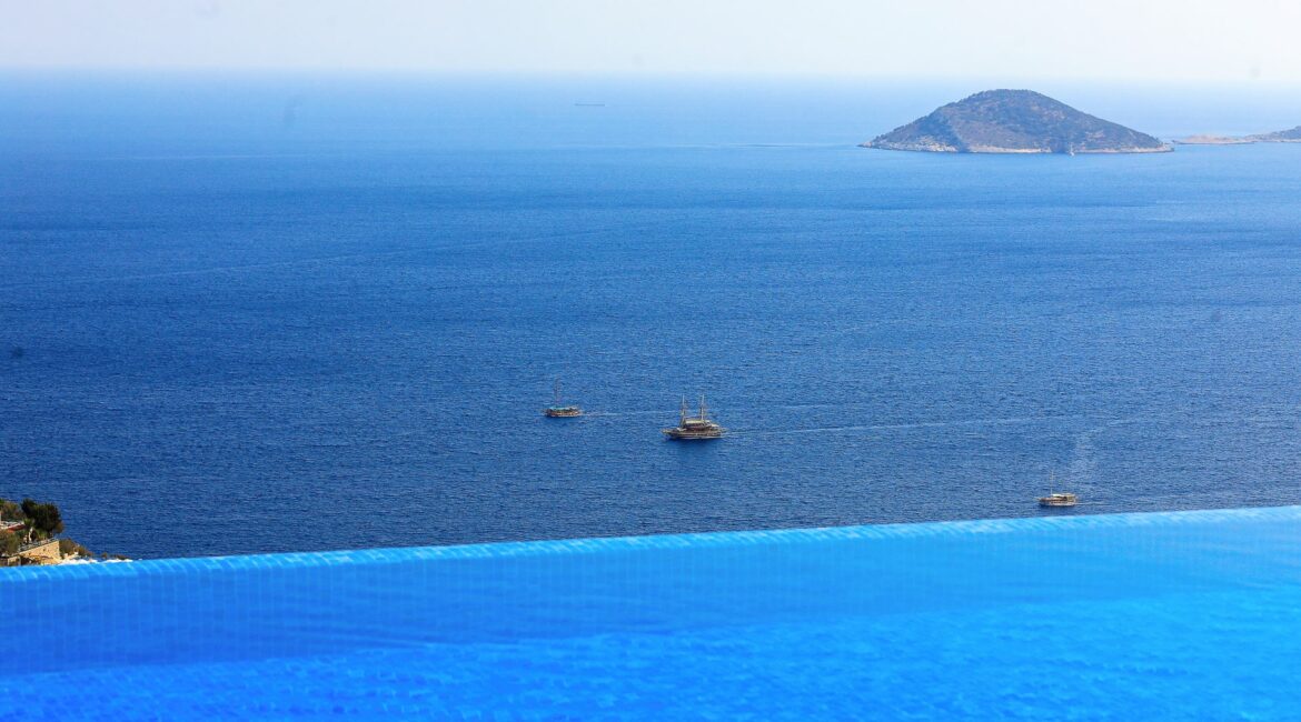 Villa Beverley Hills Kalkan infinity pool with stunning sea views