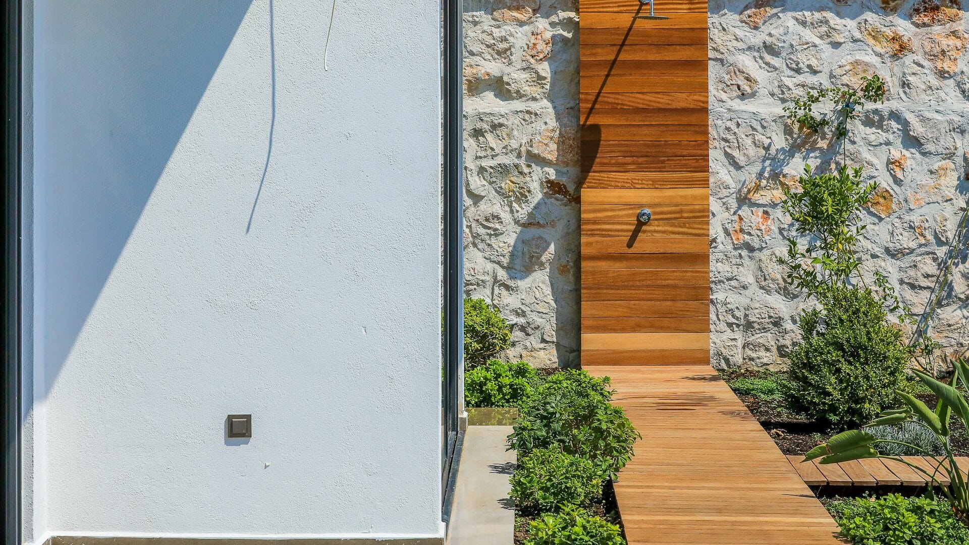 Villa Escala alfresco shower