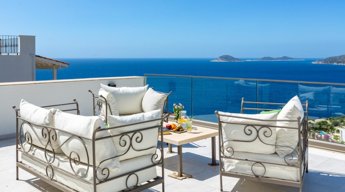 Villa Korsan Kalkan brilliantly blue skies and sea views