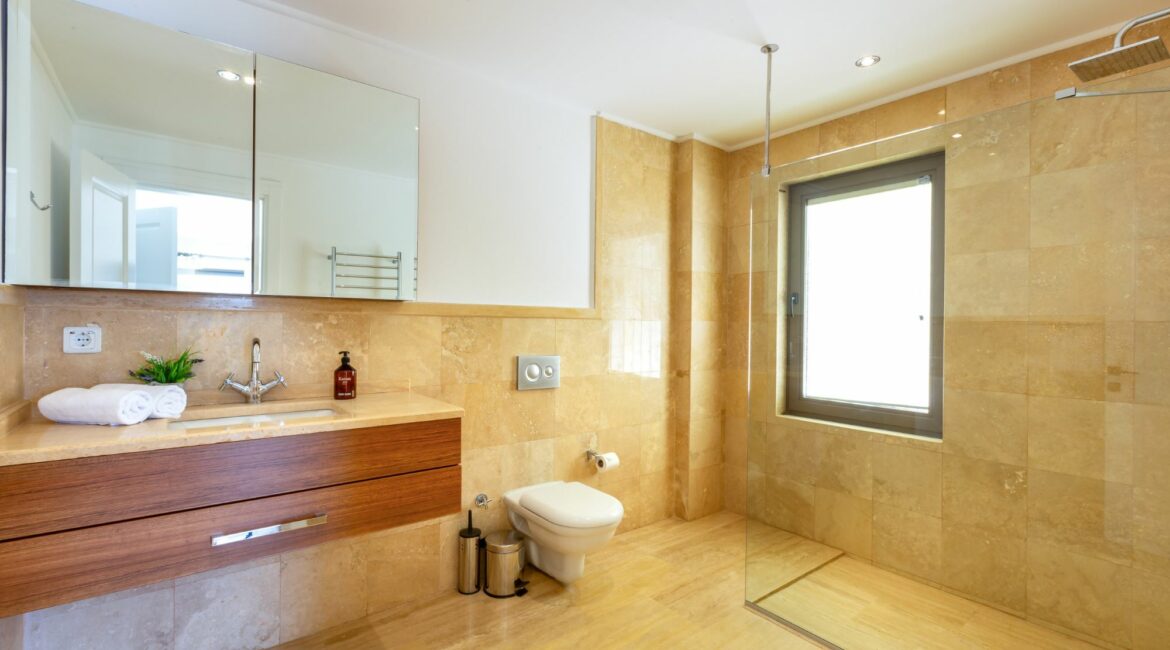 Villa Korsan Kalkan large bathroom