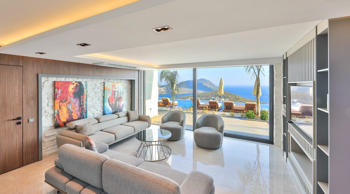 Villa Max View Beautifully Appointed Sitting Room and Gorgeous Art work