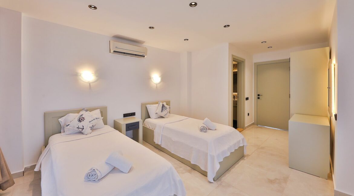 Elif Villas General spacious twin bedroom