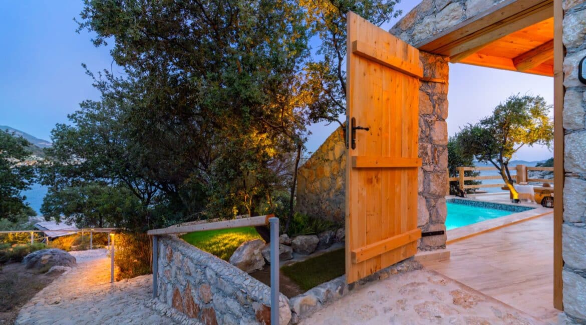 Waters Edge 7 Kalkan beuatiful entrance and encased surrounds