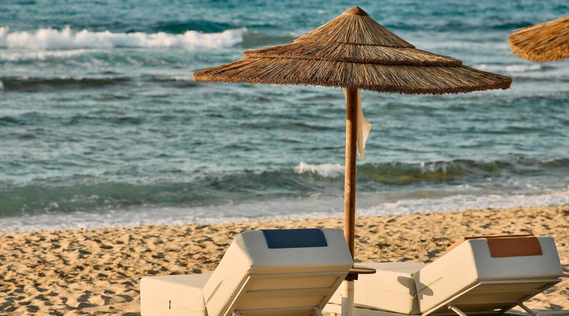 Paralos Kosta Alimia Beach Crete gently shelving beach