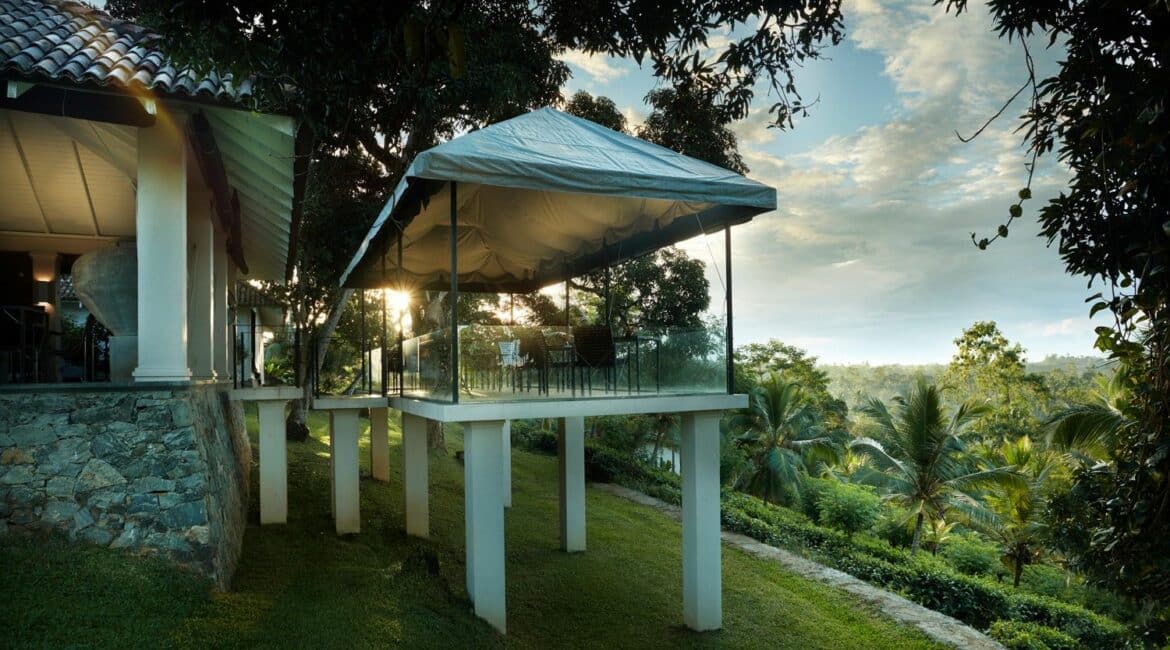 Kahanda Kanda dining setting