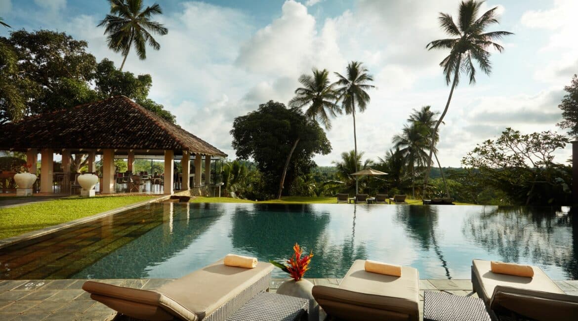 Kahanda Kanda gorgeous manicured lawns and swimming pool