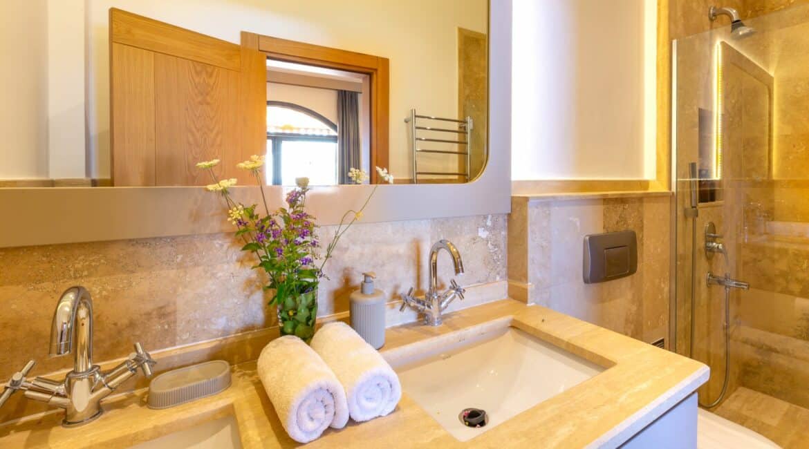 Villa Guney Exclusive 5 bedroom villa Kalamar Bay Kalkan twin bedroom ground floor en suite shower and wc