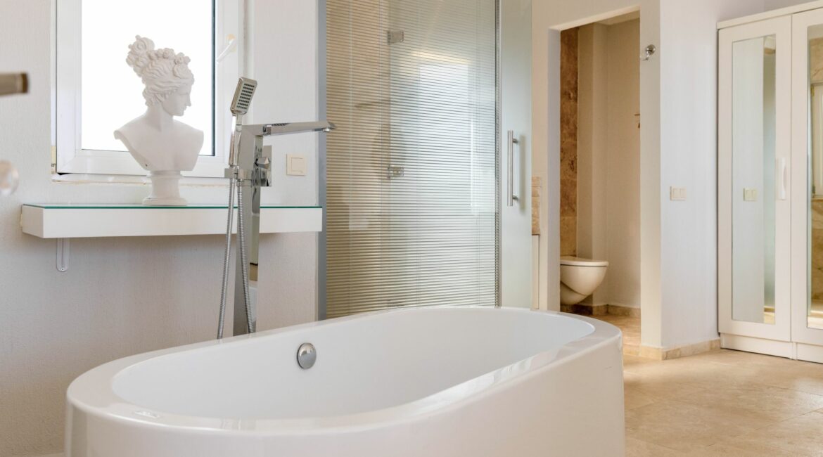 Villa Oasis Kalkan master bedroom and bathroom with bath