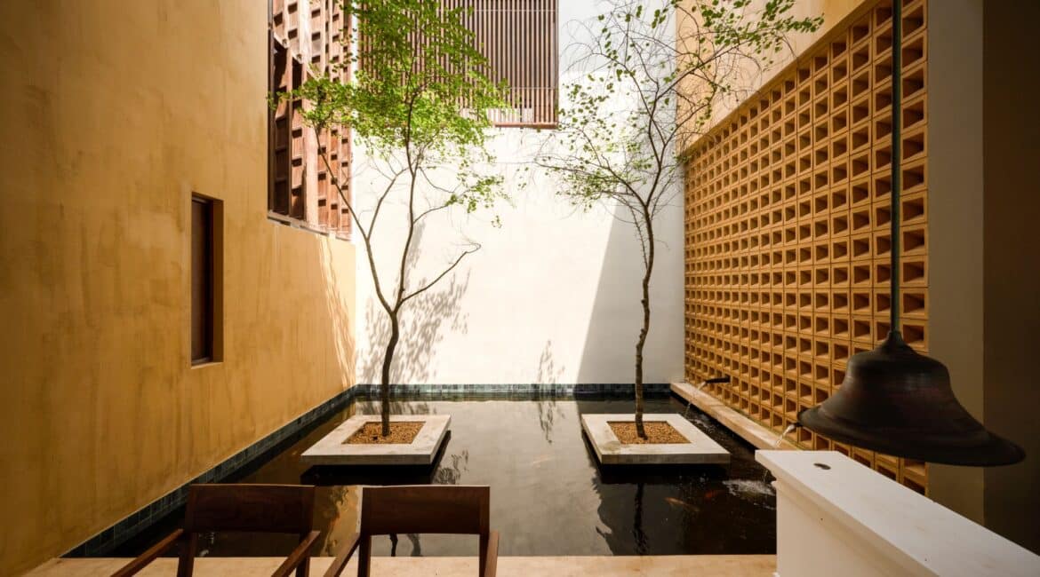 Kayaam House Sri Lanka – immaculate courtyard with manicured greenery, traditional architecture, and serene open-air ambience.