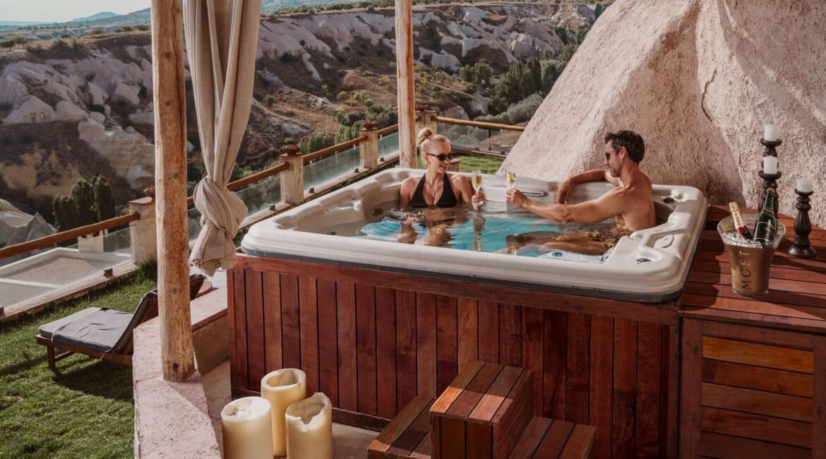Taskonaklar Hotel jacuzzi tab and glorious views over pigeon valley